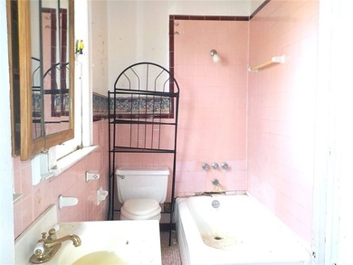Looking for your next exciting project! This colonial style home - photo 10