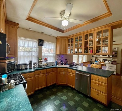 Woodlawn legal brick Triplex! Well maintained home with 3 bright - photo 3