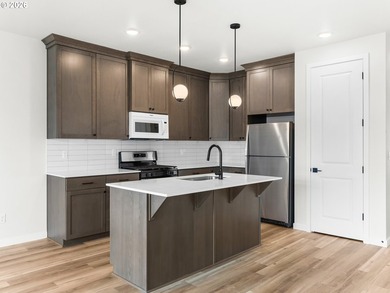 Coastal design, modern finishes, and versatile investment - photo 4