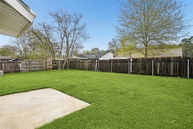 Move-in ready and located in a NO FLOOD ZONE, this charming - photo 14