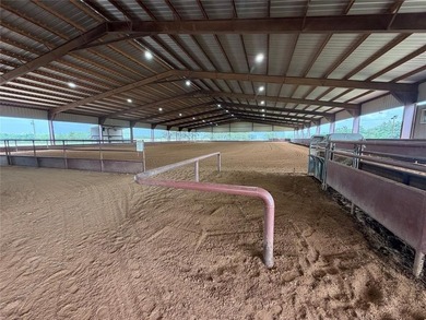 Welcome to an exceptional horse and cattle property in the heart - photo 1
