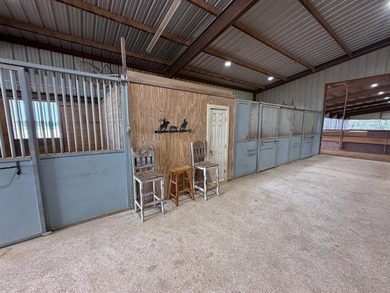 Welcome to an exceptional horse and cattle property in the heart - photo 6