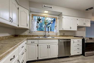Charming Cape Cod in SE Neenah! This inviting 4-bedroom - photo 20
