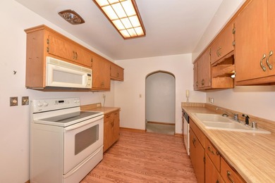 Classic Cudahy charm meets endless potential in this - photo 16
