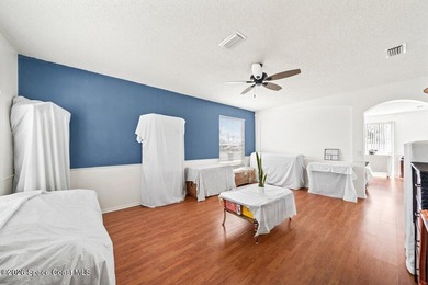 Spacious 5 bedroom, 3 bathroom home in the highly sought after - photo 4