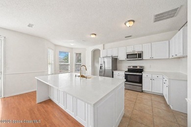 Spacious 5 bedroom, 3 bathroom home in the highly sought after - photo 8