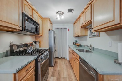 Beautifully updated Carlton model ideally positioned within the - photo 11