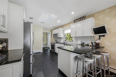 Center hall colonial with 4 bedrooms and 2.5 baths measuring - photo 6