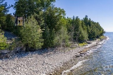 Encompassing roughly 250 feet of Green Bay waterfront about a - photo 27
