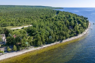 Encompassing roughly 250 feet of Green Bay waterfront about a - photo 32