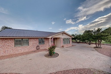 Welcome home to this beautifully maintained 3-bedroom - photo 3