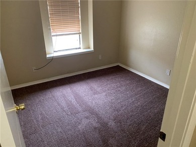 Cute three bedroom with sunken living room with fireplace - photo 2
