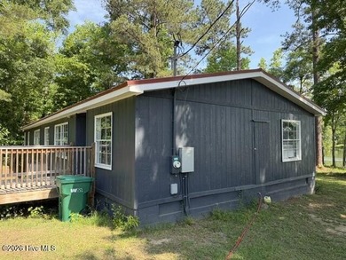 Nestled along the edge of beautiful Lake Sinclair, this recently - photo 2