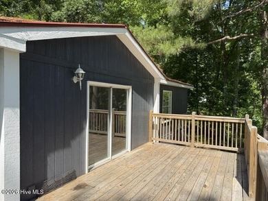 Nestled along the edge of beautiful Lake Sinclair, this recently - photo 9