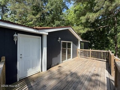 Nestled along the edge of beautiful Lake Sinclair, this recently - photo 10