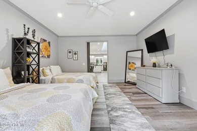 Gorgeous completely renovated home on one floor inside the gates - photo 31
