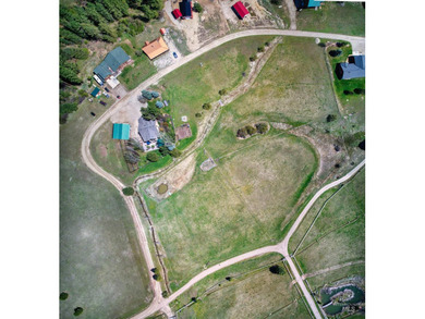 Peaceful country living in the heart of the mountains. This gem - photo 4