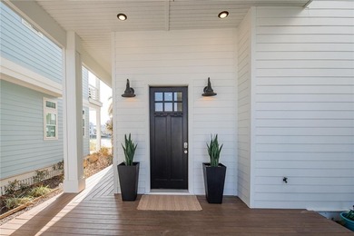 A REMARKABLE LAKESIDE RETREAT IN THE HEART OF CINNAMON SHORE - photo 3