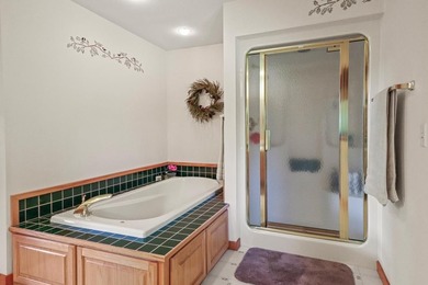 KILLARNEY LAKE PRIVACY. Gorgeous custom-built 3 bedroom, 2.5 - photo 18