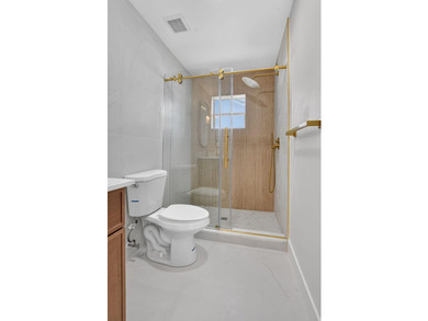 Welcome to a home where contemporary design meets effortless - photo 27