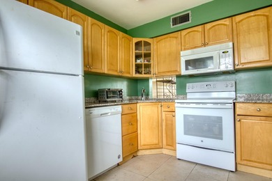 HUGE FIRST FLOOR 2/2 CONDO with a den that can be converted into - photo 14