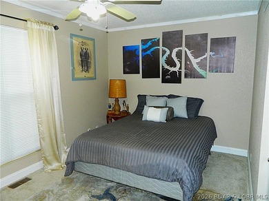 Welcome to your ultimate lake retreat! This stunning 3-bedroom - photo 18