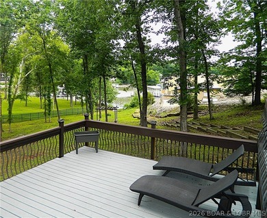 Welcome to your ultimate lake retreat! This stunning 3-bedroom - photo 23
