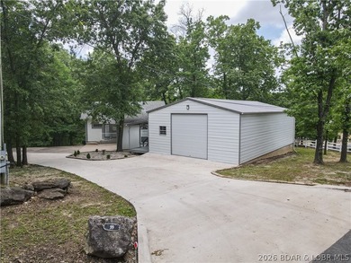 Welcome to your ultimate lake retreat! This stunning 3-bedroom - photo 30