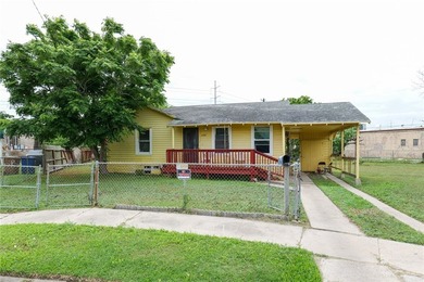 Tucked away on a quiet Cul de Sac in the heart of Corpus Christi - photo 1