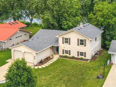 (private lake, pond, creek) Home For Sale in Hoffman Estates Illinois