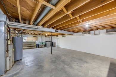 Golf course views, plenty of space, and a location that's hard - photo 24