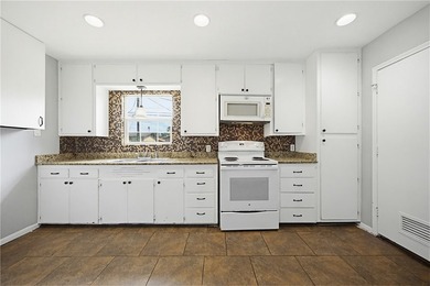 Beautiful, well maintained 4 bedroom 2 bath home ready for new - photo 5