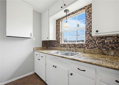 Beautiful, well maintained 4 bedroom 2 bath home ready for new - photo 7
