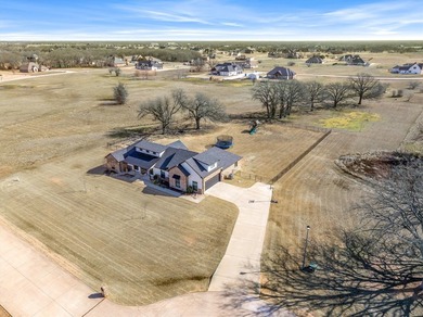 This STUNNING CUSTOM BUILT HOME truly checks every box-space - photo 4