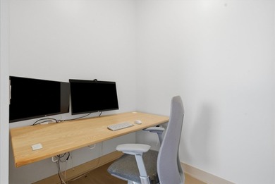 Beautifully designed 3-bedroom + den, 3.1-bath corner residence - photo 6