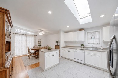 Chalet-style home built in 1986 with approx. 2,396 sq ft of - photo 4