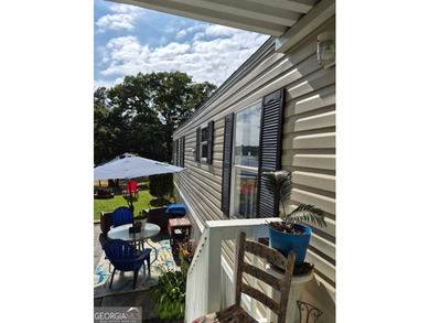 Lake Lanier Mobile Home Community - Move-In Ready Lakefront Home - photo 3