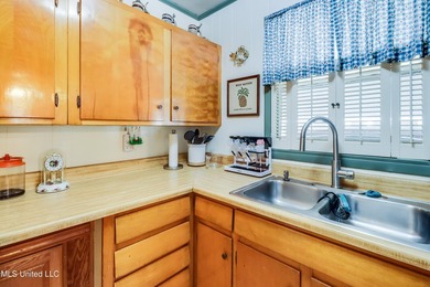 Seller says bring all offers! Welcome to this classic 3-bedroom - photo 12