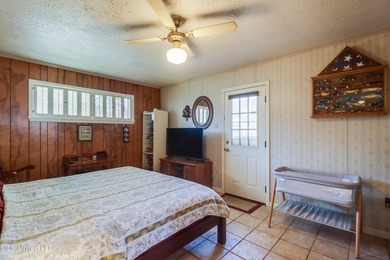 Seller says bring all offers! Welcome to this classic 3-bedroom - photo 17