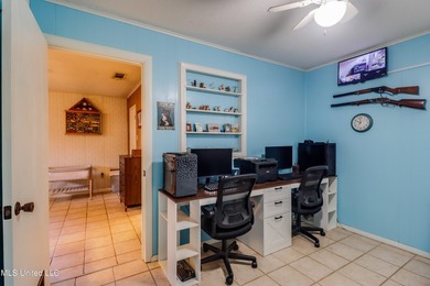 Seller says bring all offers! Welcome to this classic 3-bedroom - photo 19