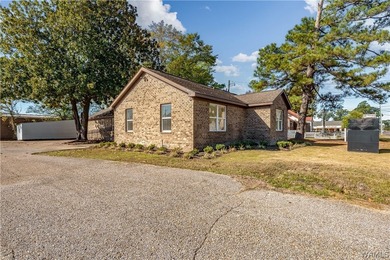 CENTRALLY LOCATED TO THE UNIVERSITY AND DOWNTOWN. OFFICE - photo 2