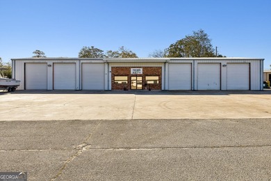 A great value in a Live/Work property ideally located in - photo 1