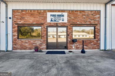 A great value in a Live/Work property ideally located in - photo 2