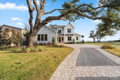 Located on Pensacola Bay, this fabulous residence features three - photo 1