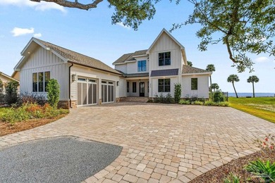 Located on Pensacola Bay, this fabulous residence features three - photo 2