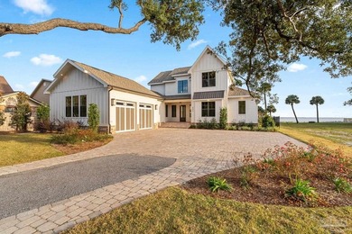 Located on Pensacola Bay, this fabulous residence features three - photo 3