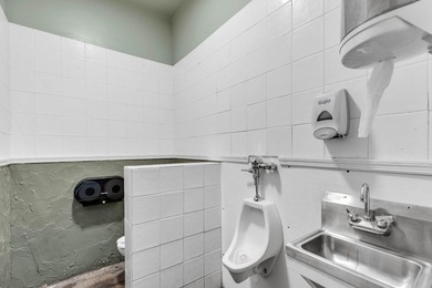 Real Estate offering only, business and liquor license not - photo 27