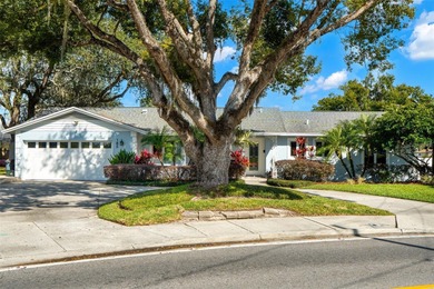 (private lake, pond, coastal) Home Sale Pending in Maitland Florida