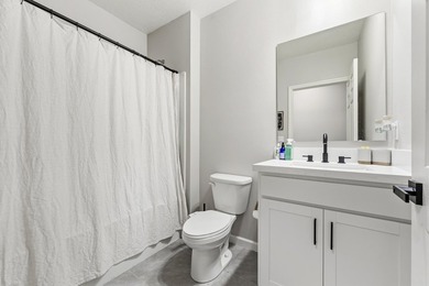 Welcome to this upgraded 3-bedroom, 2-bathroom single-family - photo 18