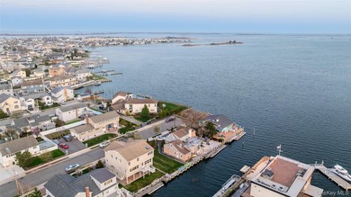 Welcome to an exceptional waterfront retreat in the heart of - photo 39